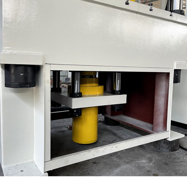 400-ton four-pillar hydraulic press